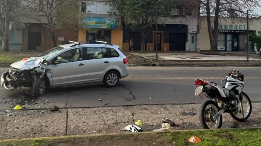 Violento choque entre un auto y una moto dejó dos jóvenes heridos en Santa Fe 61 accidente gral paz stafe1