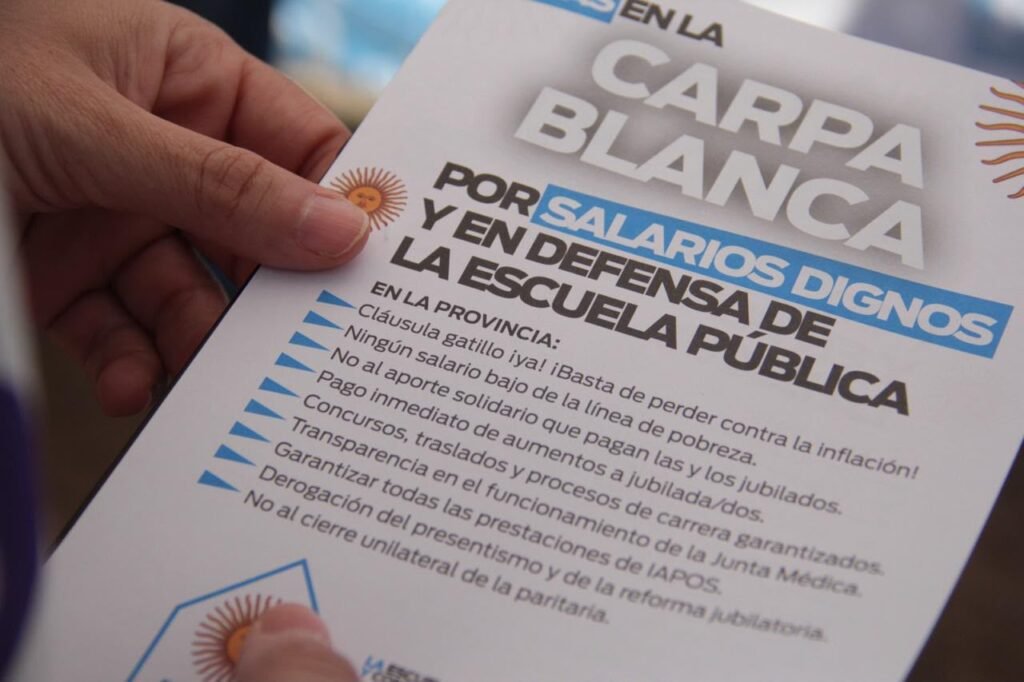 Para AMSA FE: “El Gobierno Provincial vuelve a castigar a la docencia que defiende la escuela pública” 60 amsafe carpa blanca