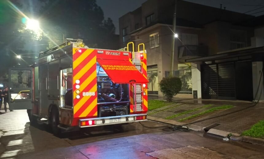 Un incendio provocó importantes daños en una vivienda de barrio Santa Fe 60 bomberos