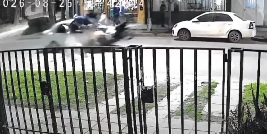 Impactante siniestro vial en Santo Tomé dejó dos motociclistas heridos 60 choque 1