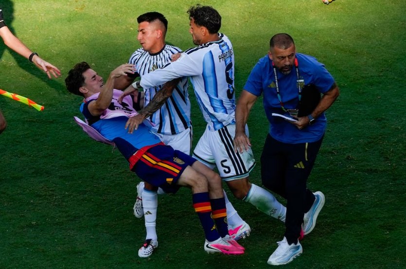 FIFA aplicó una de las sanciones más duras de su historia a Paredes y Molina 61 paredes sancion