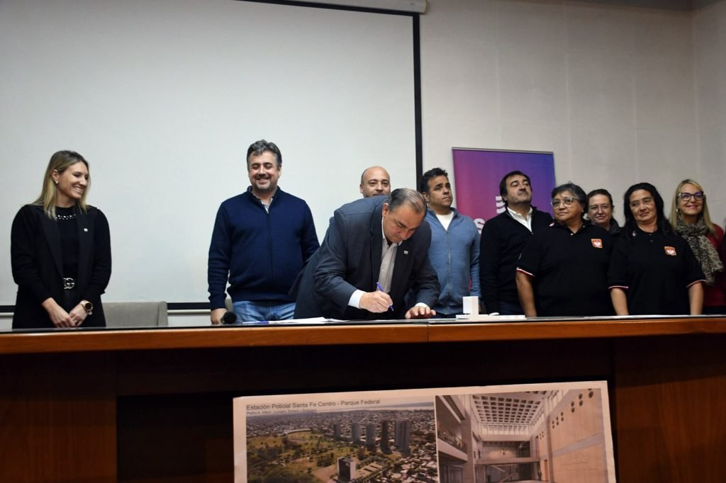 Poletti participó de la firma del contrato para la nueva Estación Policial del Parque Federal 62 poletti estacion policial 2