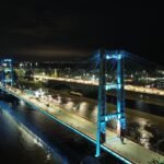 puente colgante iluminado