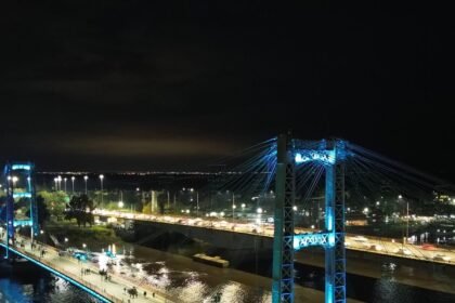 puente colgante iluminado