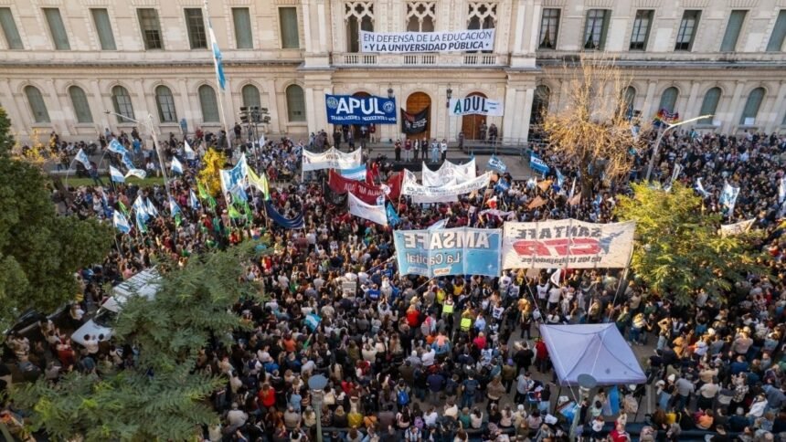 Abrazo simbólico por el cumplimiento efectivo de la Ley de Financiamiento Universitario 60 universitarios rectorado