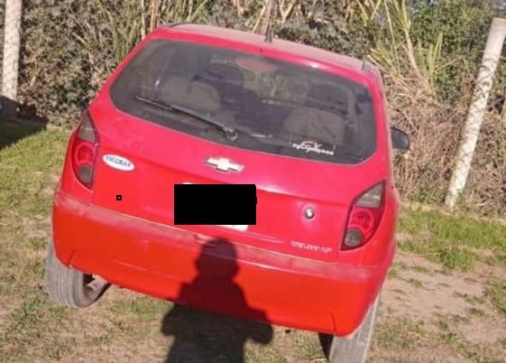 Un auto apareció en Candioti y buscan al mecánico que lo tenía para reparar 60 AUTO FERNANDO