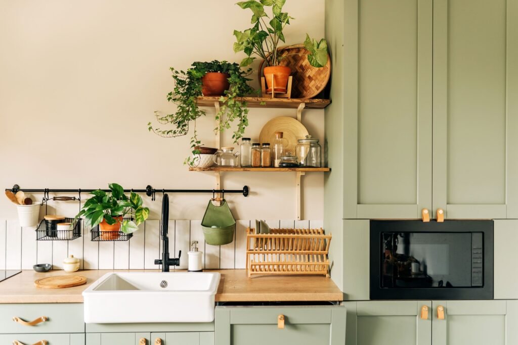 Cocina moderna color verde con plantas