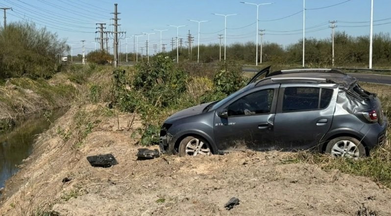 Fuerte vuelco en la Circunvalación Oeste: un hombre fue trasladado al Cullen 60 accidente circunvalacion