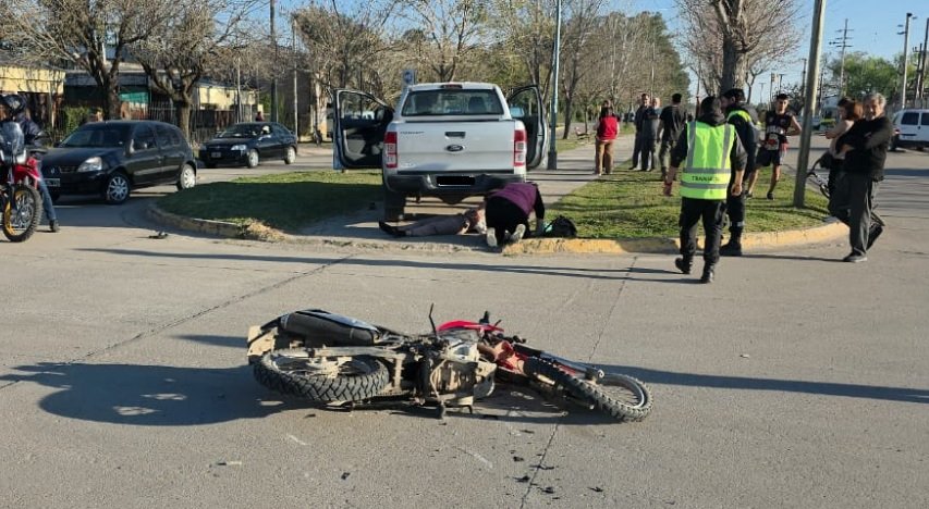 Fuerte accidente entre una camioneta y una motocicleta en Recreo 60 accidente crespo