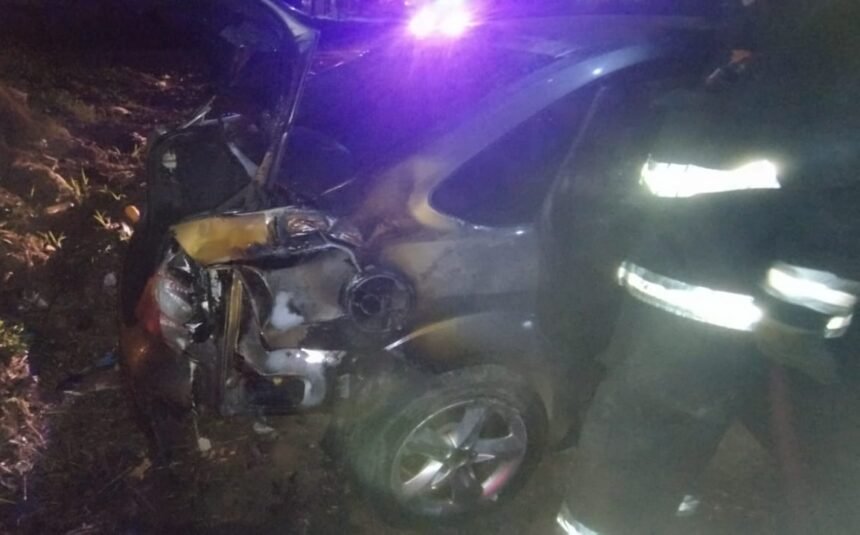 Un auto terminó envuelto en llamas tras un accidente 60 auto