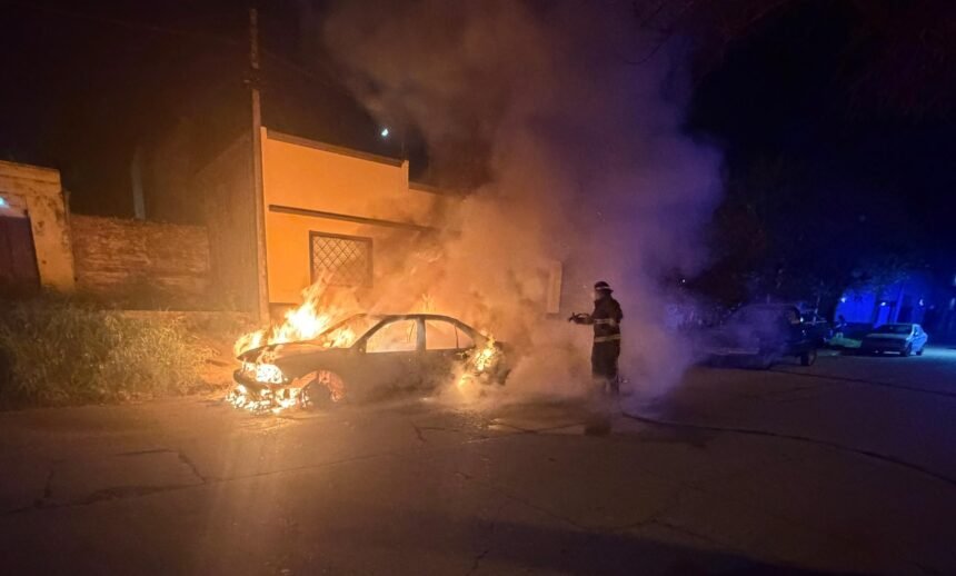 Se incendió un automóvil durante la madrugada en Santa Fe 61 incendio auto
