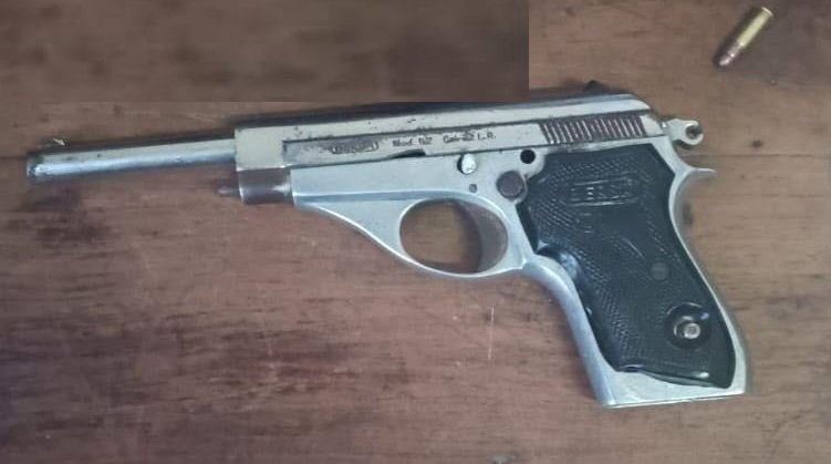 Aprehendieron a un joven con una pistola en un negocio de Rincón 59 pistola