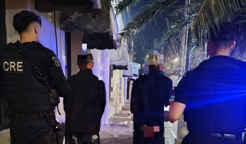 Dos sujetos fueron aprehendidos por tenencia ilegal de un arma, resistencia y violación de domicilio 58 presos