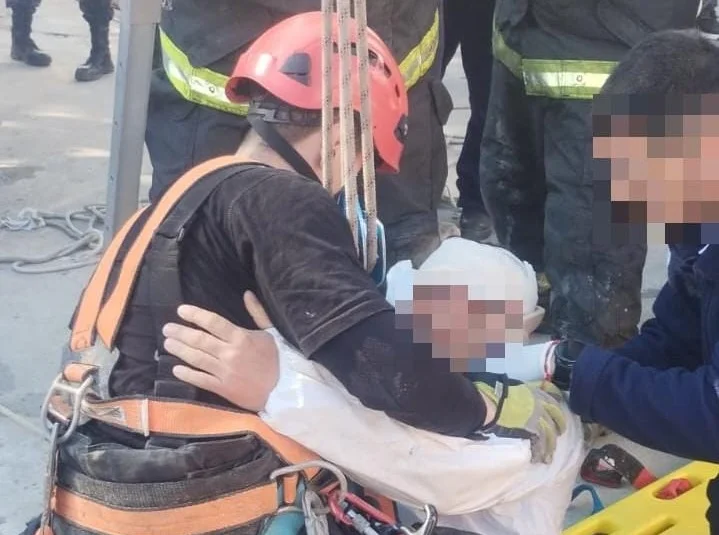 El obrero que cayó siete metros en una obra de Aguas Santafesinas evoluciona favorablemente 61 rescate obrero