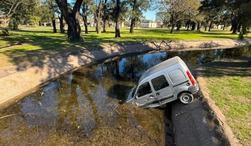 Una camioneta terminó dentro de un canal del Parque Juan de Garay 59 utilitario garay