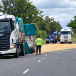 Accidente vial con grano derramado