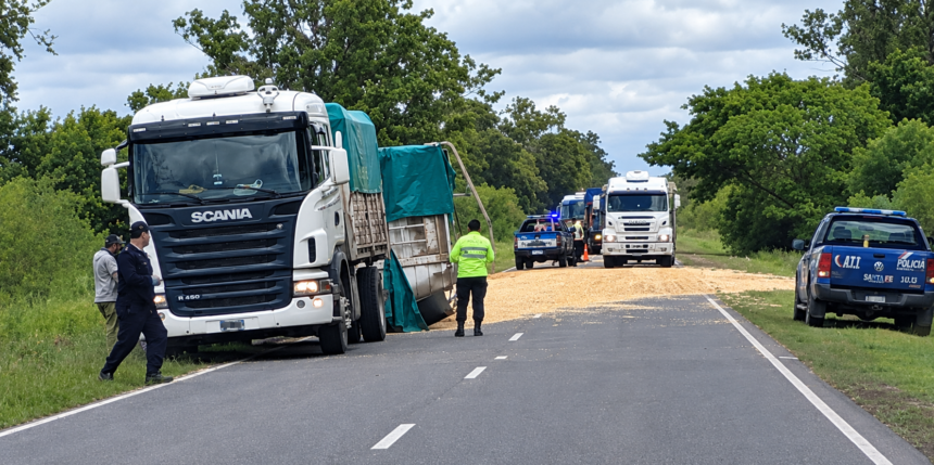 Accidente vial con grano derramado