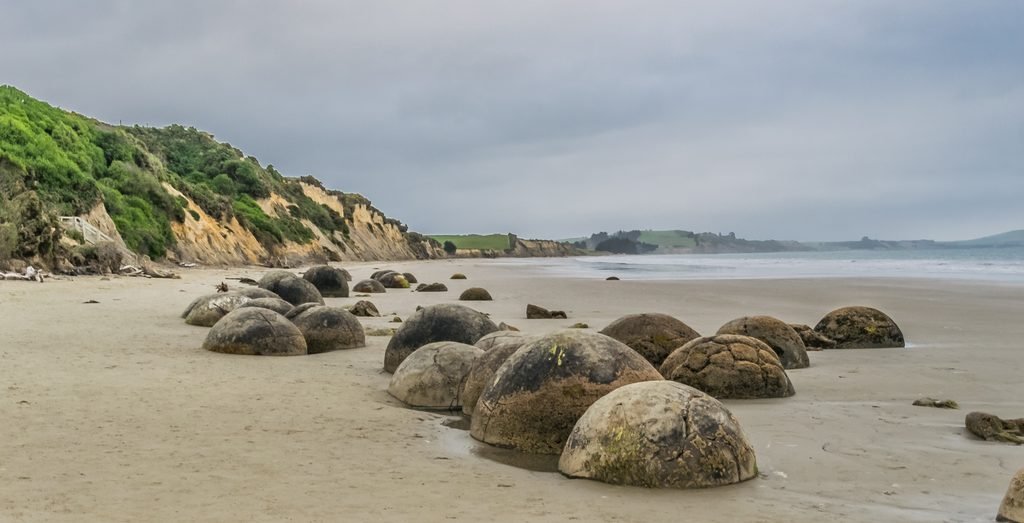 5 lugares del mundo que parecen sacados de una película de ciencia ficción 64 Moeraki Boulders 19