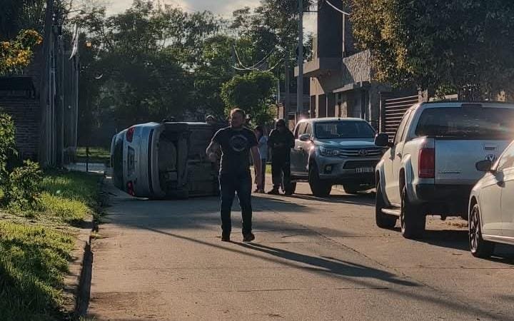 Fuerte siniestro vial en el centro de Recreo: un auto terminó volcado 58 WhatsApp Image 2026 10 26 at 07.41.18