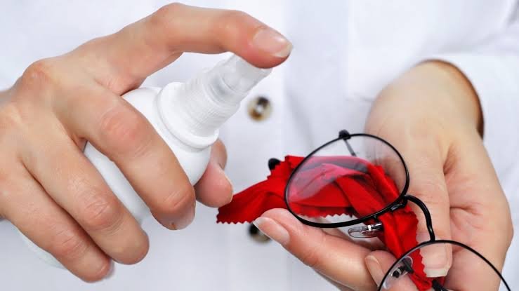 Ni detergente ni trucos caseros: cómo limpiar los lentes sin dañarlos y qué hacer con los rayones 60 anteojos