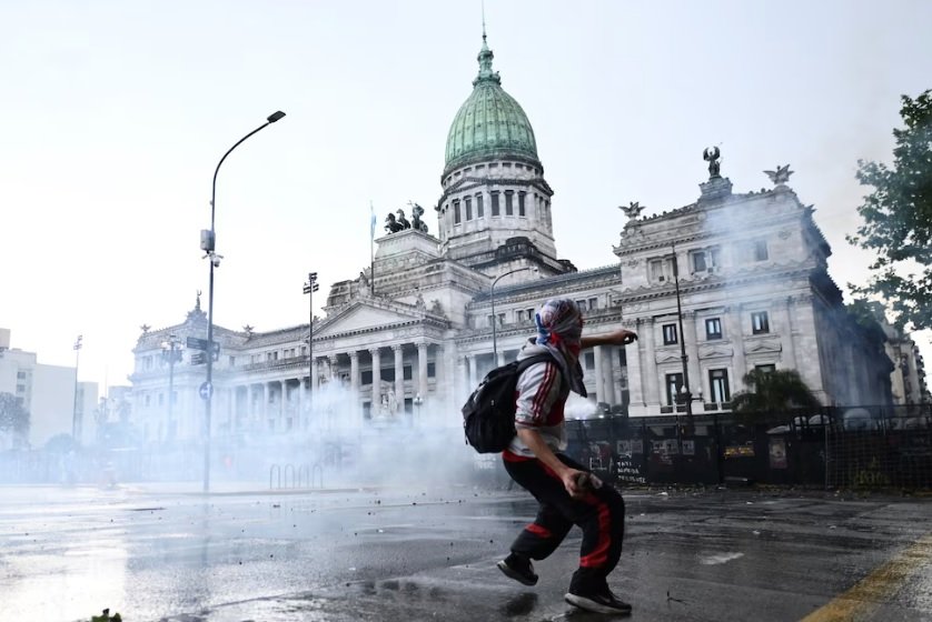 Marcha universitaria: hubo 25 detenidos y ocho efectivos heridos tras los incidentes frente al Congreso 60 congreso incidentes