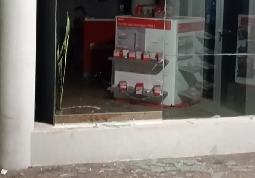 Rompió la vidriera de un comercio y terminó detenido en Santa Fe 59 robo