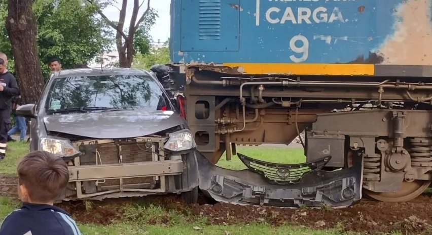 tren auto choque
